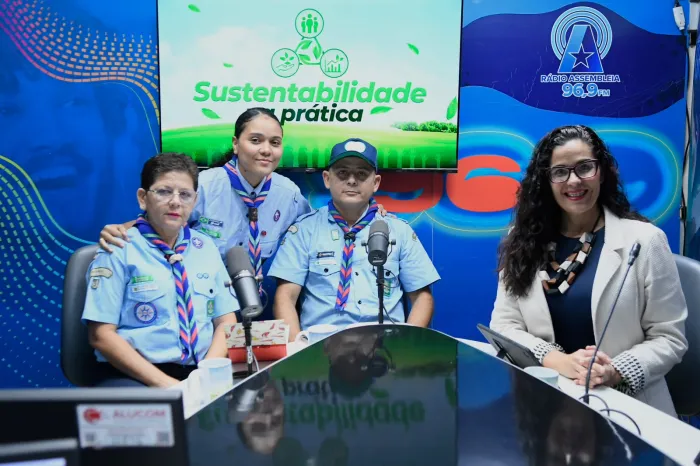 Integrantes do grupo de escoteiros Coletivo Madre de Deus estiveram no estúdio da rádio