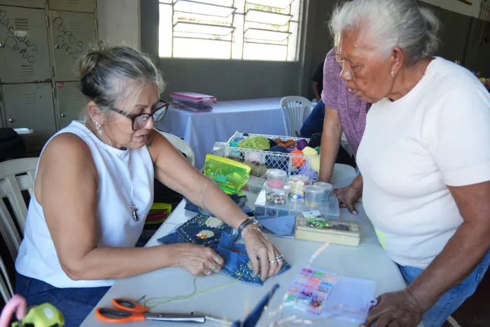 Do aprendizado à renda: mãe atípica transforma artesanato em negócio