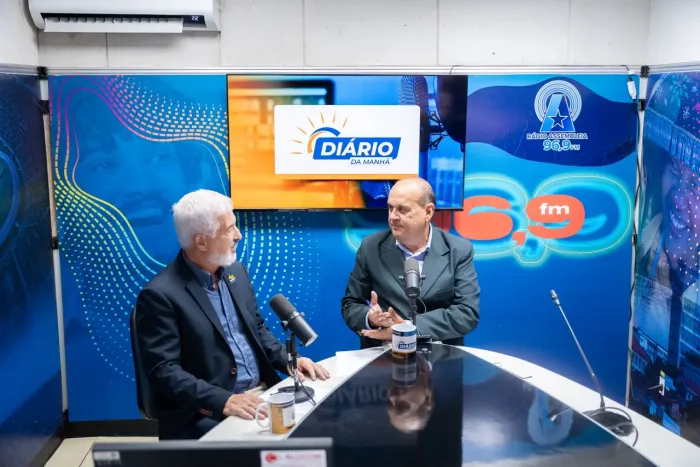 O radialista Henrique Pereira entrevista o reitor da Uema, Walter Canales