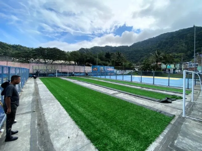 Prefeitura revitaliza campo Society da Área de Lazer do Itatinga para incentivar a prática esportiva