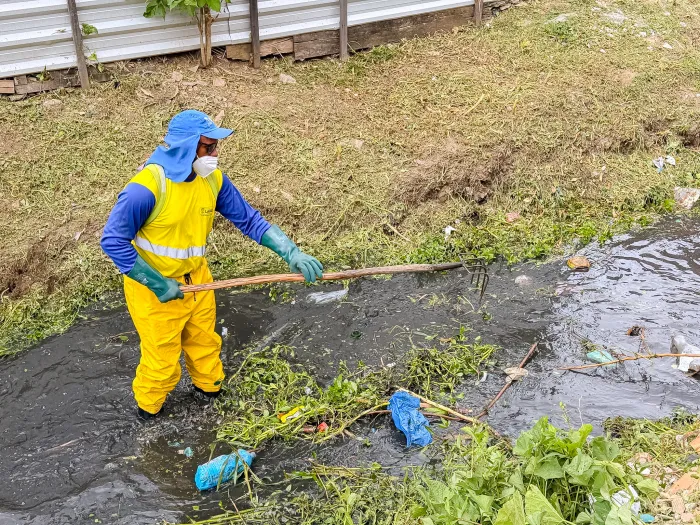14/10/2026 - Prefeitura realiza limpeza de canal ligado ao Rio Goró, na Itinga