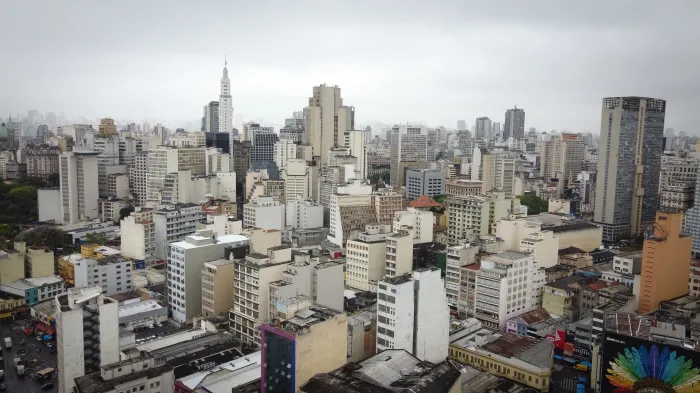 Na capital, as temperaturas ficarão na casa dos 18 e 28 graus.