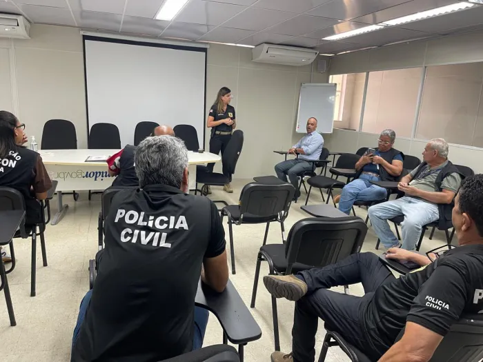Polícia Civil e Procon fiscalizaram estabelecimentos comerciais e recolheram produtos que imitavam a marca Apple - 14/10/2026 - Fonte/Crédito: Henrique Coelho / Ascom-PCBA