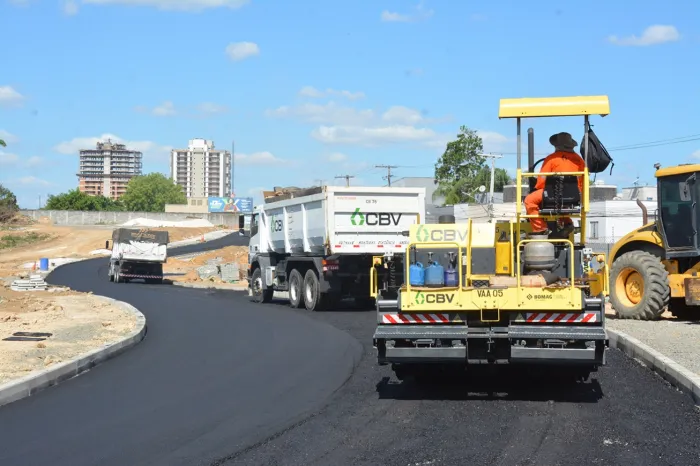 Obras de duplicação da Avenida Artêmia Pires avançam com pavimentação e nova rede de esgoto
