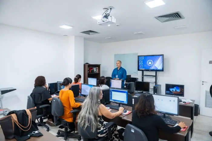 Professor Miquéias Carvalho ministra aula sobre utilização do word, na Escola do Legislativo