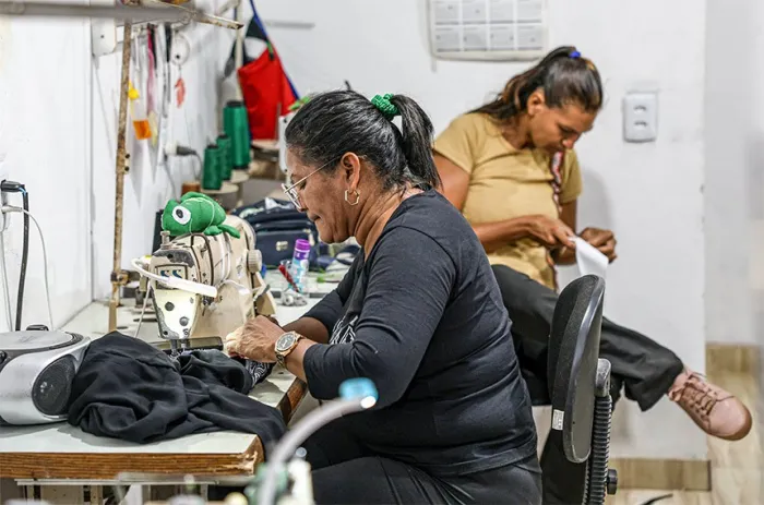 Costureiras trabalham em pequena empresa; projeto amplia benefícios para MEIs - Foto: Marcelo Camargo/Agência Brasil