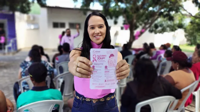 A enfermeira e coordenadora da UEPNAR, Taylane Araújo, destaca a importância da informação na prevenção dos cânceres de mama e do colo do útero - Tony Medeiros / Ascom HEA