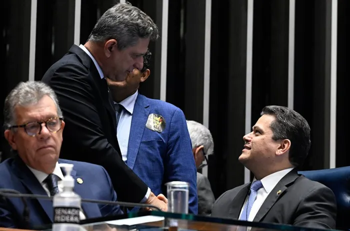Relator da proposta na CCJ, Rogério Carvalho conversa com o presidente do Senado, Davi Alcolumbre - Foto: Carlos Moura/Agência Senado