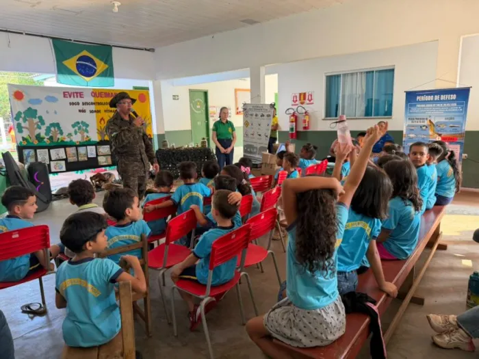 A iniciativa incluiu palestras na Escola Ana Nery, com a participação das séries iniciais do Ensino Fundamental ao Ensino Médio