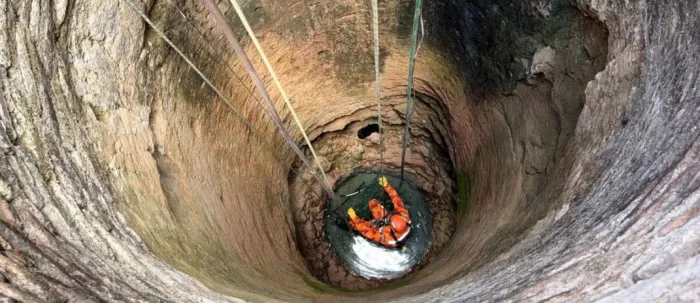 Corpo de Bombeiros do Ceará resgata gato que caiu em cacimba
