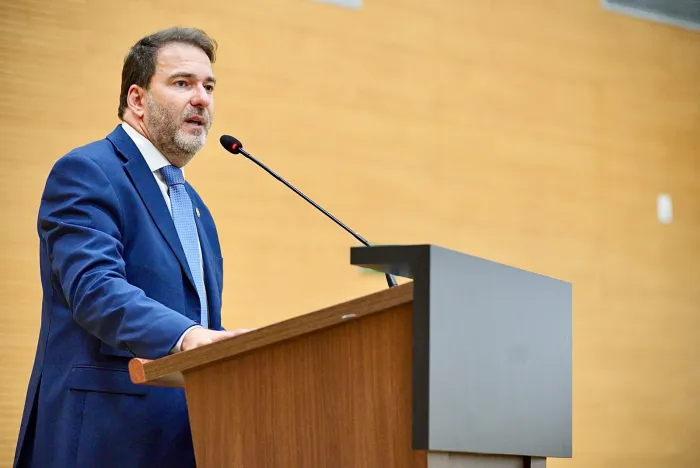  Alex Redano utilizou a tribuna para agradecer a população (Foto: Thyago Lorentz I Secom ALE/RO)
