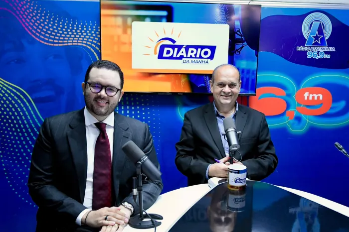O advogado Brenno Pereira e o radialista Henrique Preira no estúdio da Rádio Assembleia durante o programa