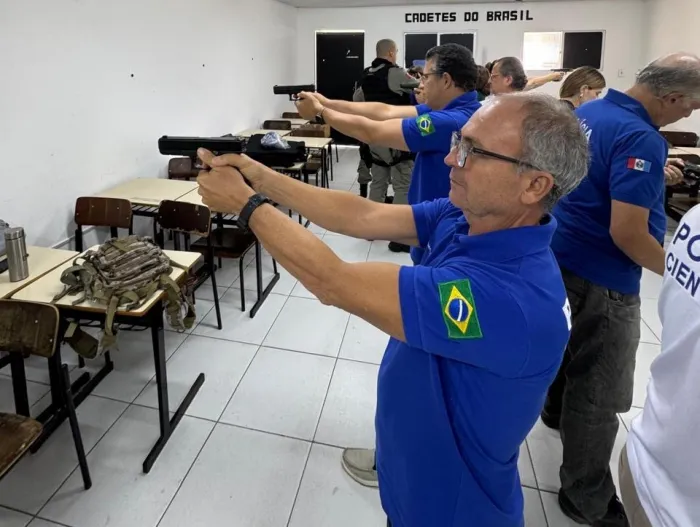Peritos oficiais tiveram aulas teóricas e práticas de manuseio de pistola e tiros, formação obrigatória para garantir o acautelamento das armas - Ascom Polícia Científica de Alagoas