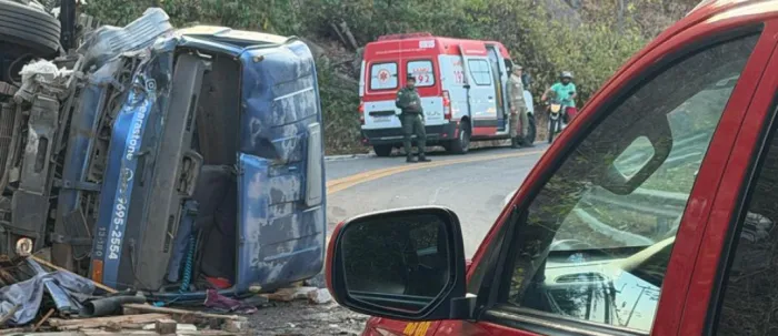 CBMCE atua em tombamento de caminhão na Região Norte do estado