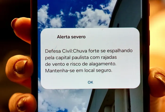 Envio do alerta é uma das etapas de um trabalho que começa antes de a chuva atingir uma região e continua durante o atendimento às ocorrências. Foto: Divulgação/Governo de SP.