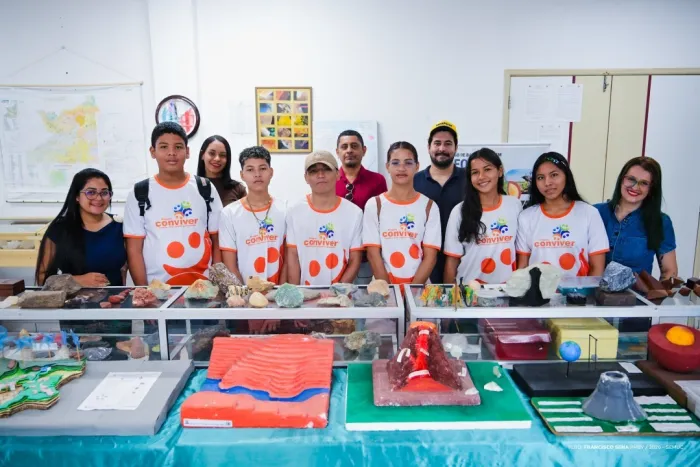 Integrantes do Conviver visitam o museu de geociências da UFRR e aprendem sobre o solo roraimense