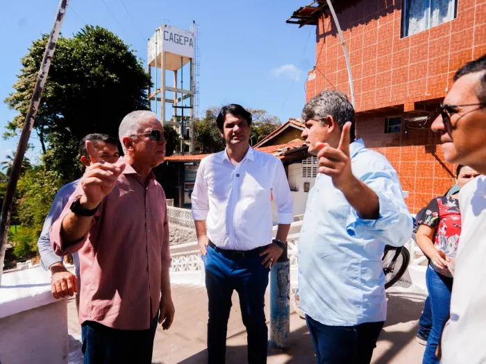 Leo Bezerra inspeciona Largo de Nossa Senhora das Penha e convida população para inauguração do espaço com missa de ação de graças