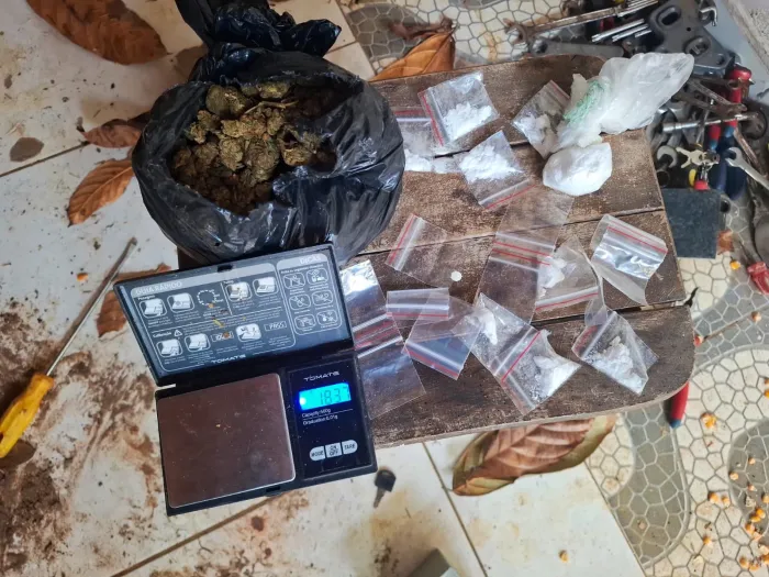 Apreensão inclui drogas, balança de precisão, celulares e veículo; parte dos entorpecentes estava em cofre disfarçado de tomada - 15/10/2026 - Fonte/Crédito: ASCOM PCBA