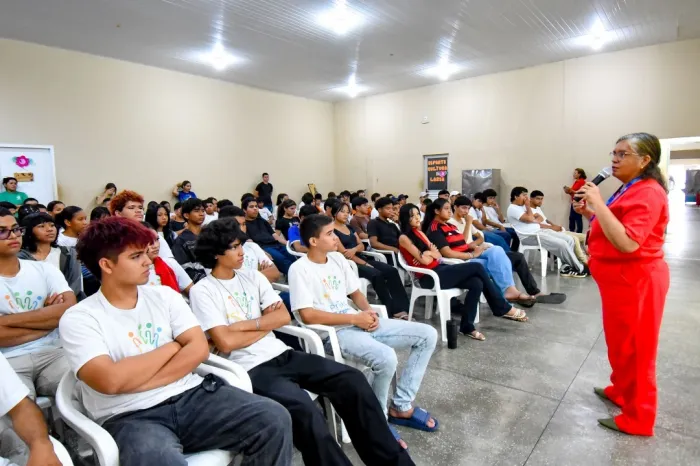 Entre agulhas e sonhos, jovens do Projeto Crescer costuram um futuro promissor
