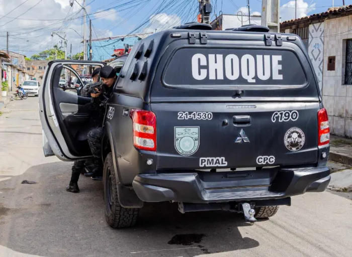 Homem foi detido pelo Choque após roubar o celular da vítima dentro de um ônibus - Ascom PM