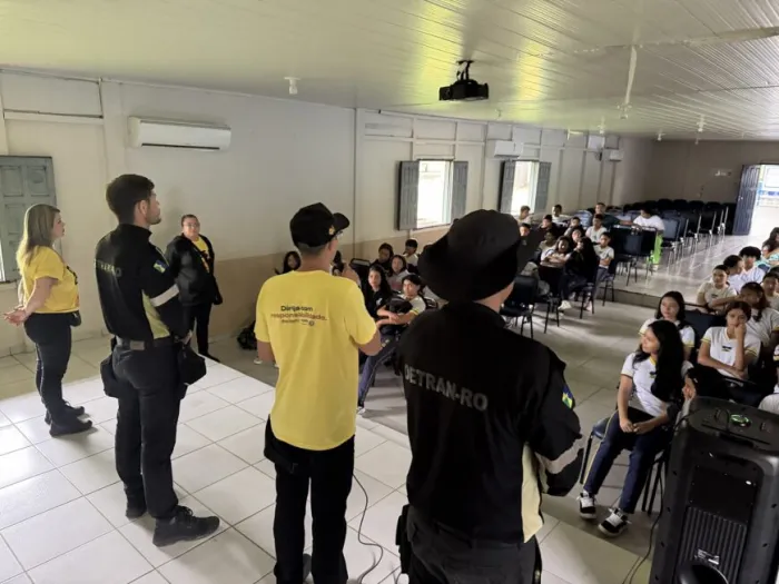 Profissionais do Detran-RO realizam palestras para estudantes do ensino fundamental II, em Porto Velho