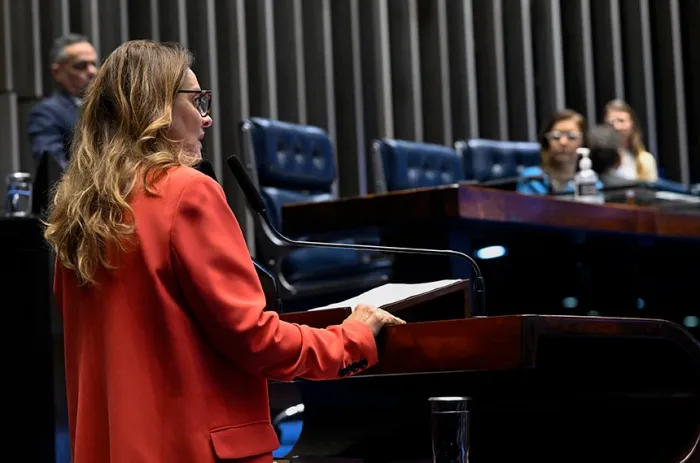 Leany Lemos, autora do requerimento da sessão especial, se pronuncia na tribuna - Foto: Carlos Moura/Agência Senado
