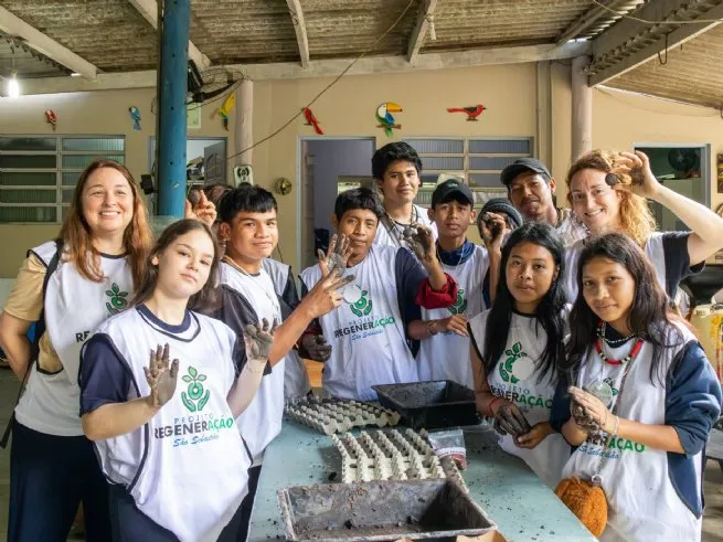 Projeto ‘Regeneração’ reúne estudantes de cinco escolas e comunidade indígena em ação de reflorestamento