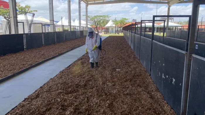 Equipe técnica da Adeal supervisiona desinfecção do Parque da Pecuária