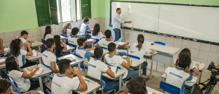 Governo do Ceará regulamenta férias de 45 dias para professores da rede estadual