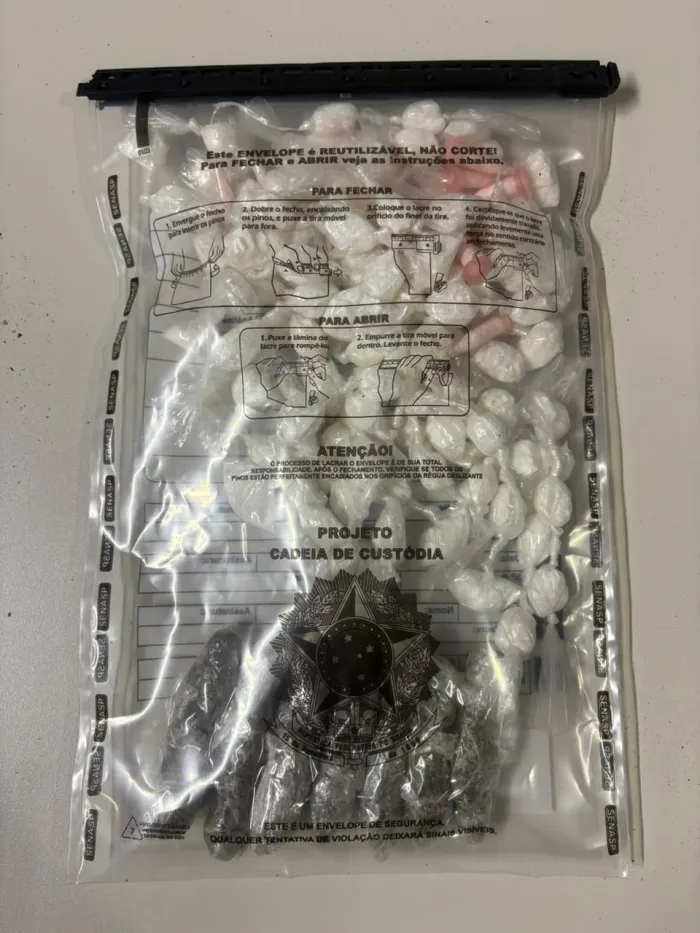 Polícia apreendeu 133 porções de cocaína, seis porções de maconha, dinheiro e materiais para acondicionamento de entorpecentes - 16/10/2026 - Fonte/Crédito: ASCOM PCBA