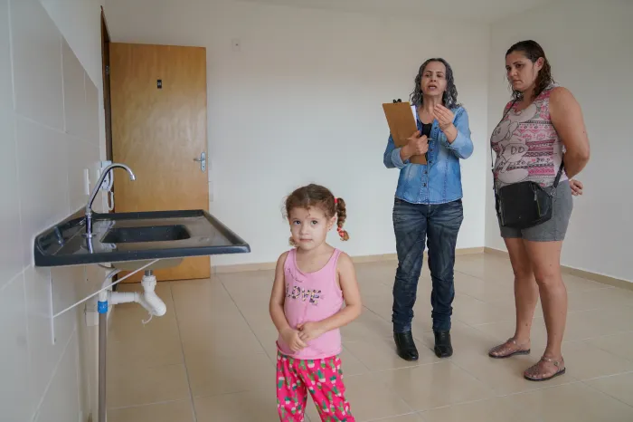 Está chegando a hora! Famílias visitam novas moradias no conjunto habitacional Esmeralda I
