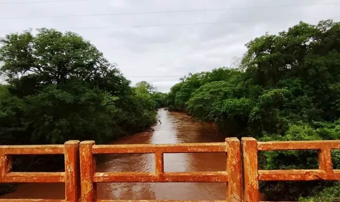 Defesa Civil vistoria nível do Rio Dourados em Itahum e orienta assentados do Amparo