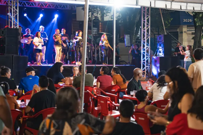Sarau Brasilidades celebra a MPB com apresentações e microfone aberto neste sábado (17)