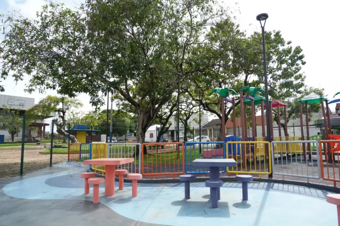 Equipes de limpeza urbana retiram resíduos das praças, contribuindo para a conservação dos espaços