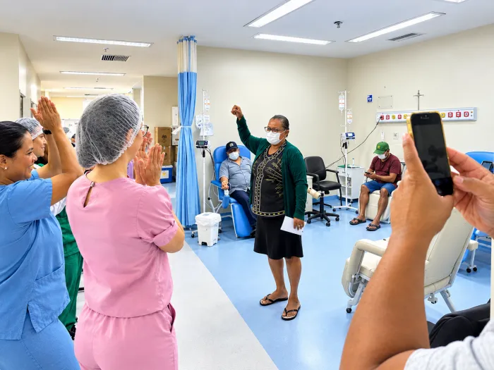 Após tratamento no Hospital Metropolitano, alagoana é curada do mesmo câncer que vitimou o cantor Netinho