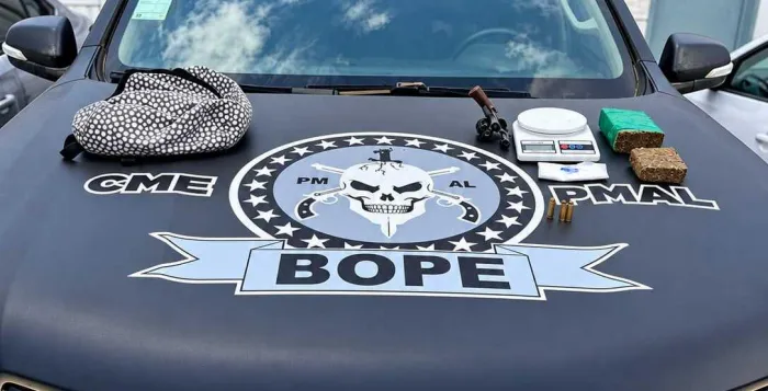 Polícia Militar apreende arma e drogas durante ação contra suspeito por homicídios na orla lagunar
