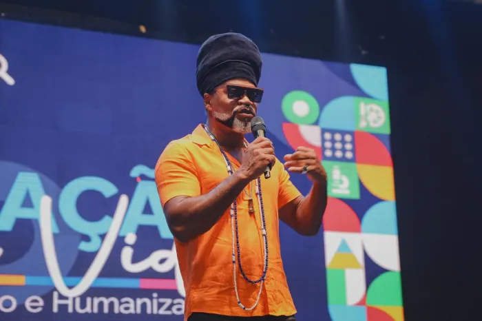 Candeias: Como prometido na jornada pedagógica 2026, cantor Carlinhos Brown fará show exclusivo para os professores da rede municipal de ensino