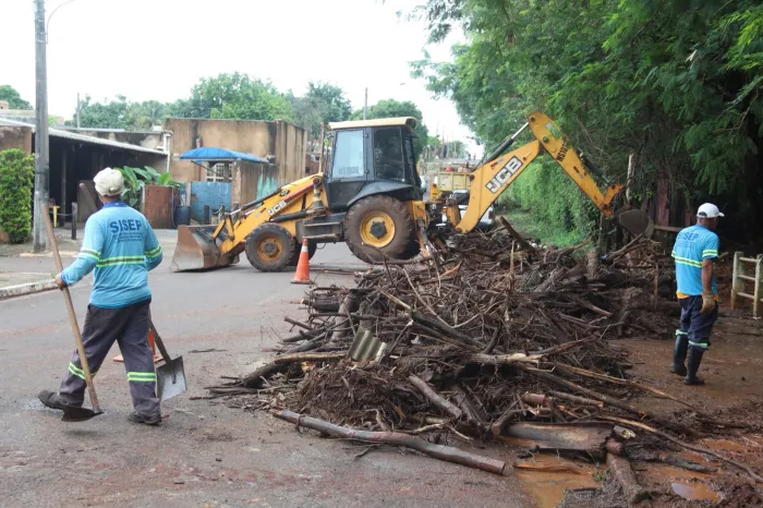 Prefeitura mobiliza equipes em trabalho de rescaldo após temporal com chuva intensa e granizo