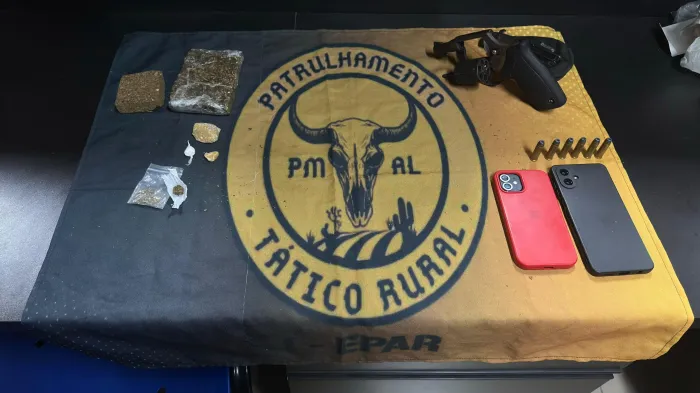 Policiais apreenderam um revólver calibre 38 com seis munições intactas, 250 gramas de maconha, 13,9 gramas de crack e uma porção de cocaína - Ascom PMAL