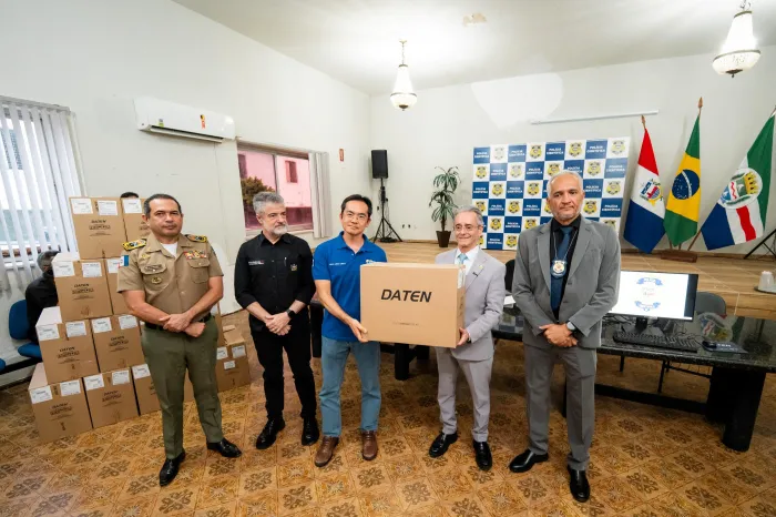 Governador em exercício Fábio Bittencourt entrega novos computadores à Polícia Científica
