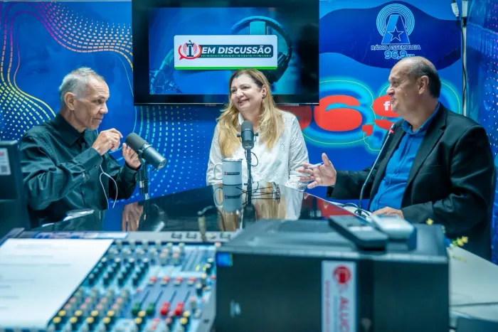 Os radialistas Álvaro Luiz e Henrique Pereira entrevistaram Aline Carvalho sobre incentivo à leitura