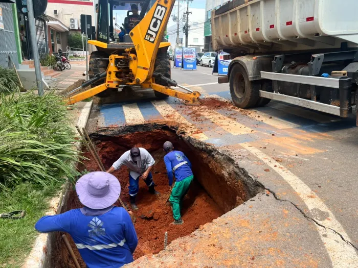 Prefeitura de Rio Branco realiza reparos em rede de drenagem após erosão na Rua Rui Barbosa