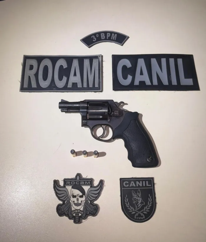 Durante a varredura no local, um revólver calibre .38 foi apreendido - Aascom PM-AL