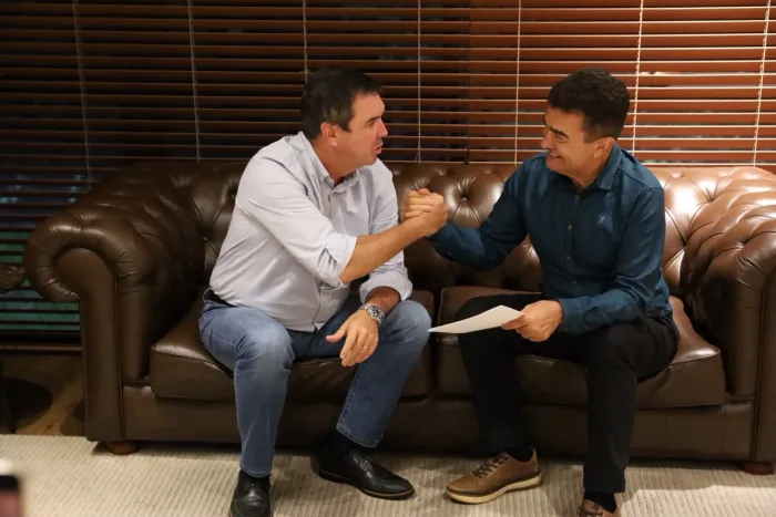Prefeito Marçal Filho reunido com o governador Eduardo Riedel para anunciar mais investimentos em recapeamento asfáltico para Dourados- Foto: Álvaro Rezende/ Assecom