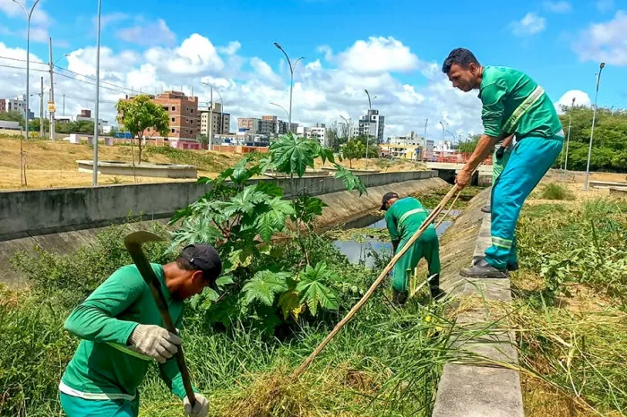 Emlur-JP promove limpeza de canal no Parque Parahyba IV e reforça serviços em bairros da Capital