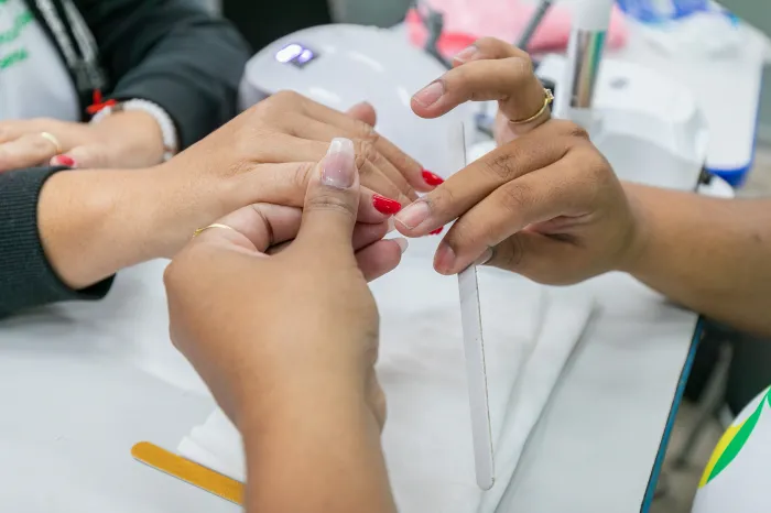 Secretaria da Mulher abre credenciamento para empresas oferecerem cursos de unhas em gel