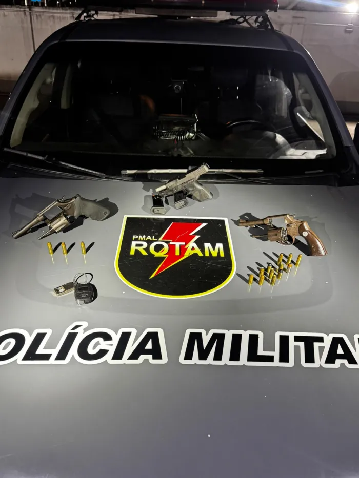 Três armas são apreendidas pela Rotam dentro de veículo em Maceió