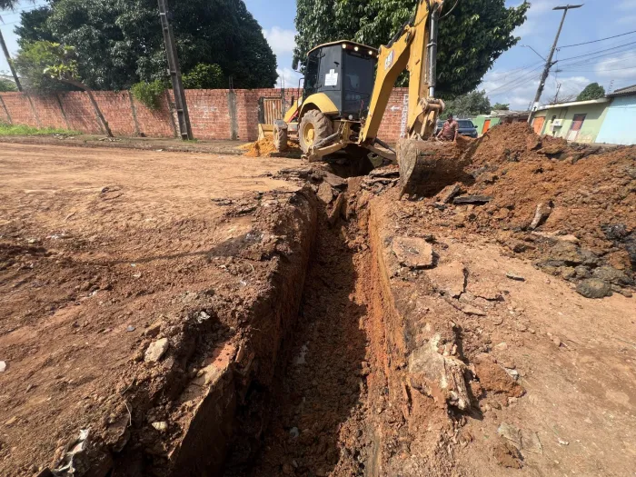 Serviços melhoram o escoamento da água da chuva e as condições de circulação na via
