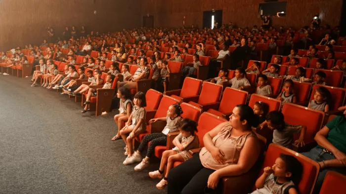 Teatro recebe mais de 700 crianças em projeto educativo