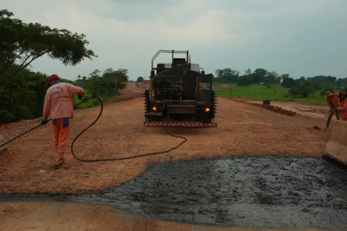 As obras contribuem para garantir condições necessárias para a chegada do asfalto, além de contribuir para melhorar a trafegabilidade da via
